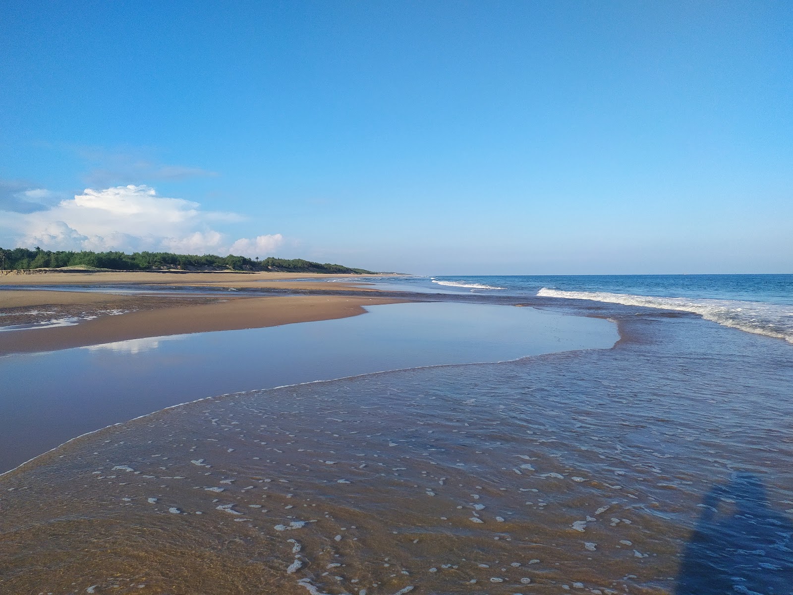 Kaviti Rangala Gadda Beach的照片 带有明亮的沙子表面