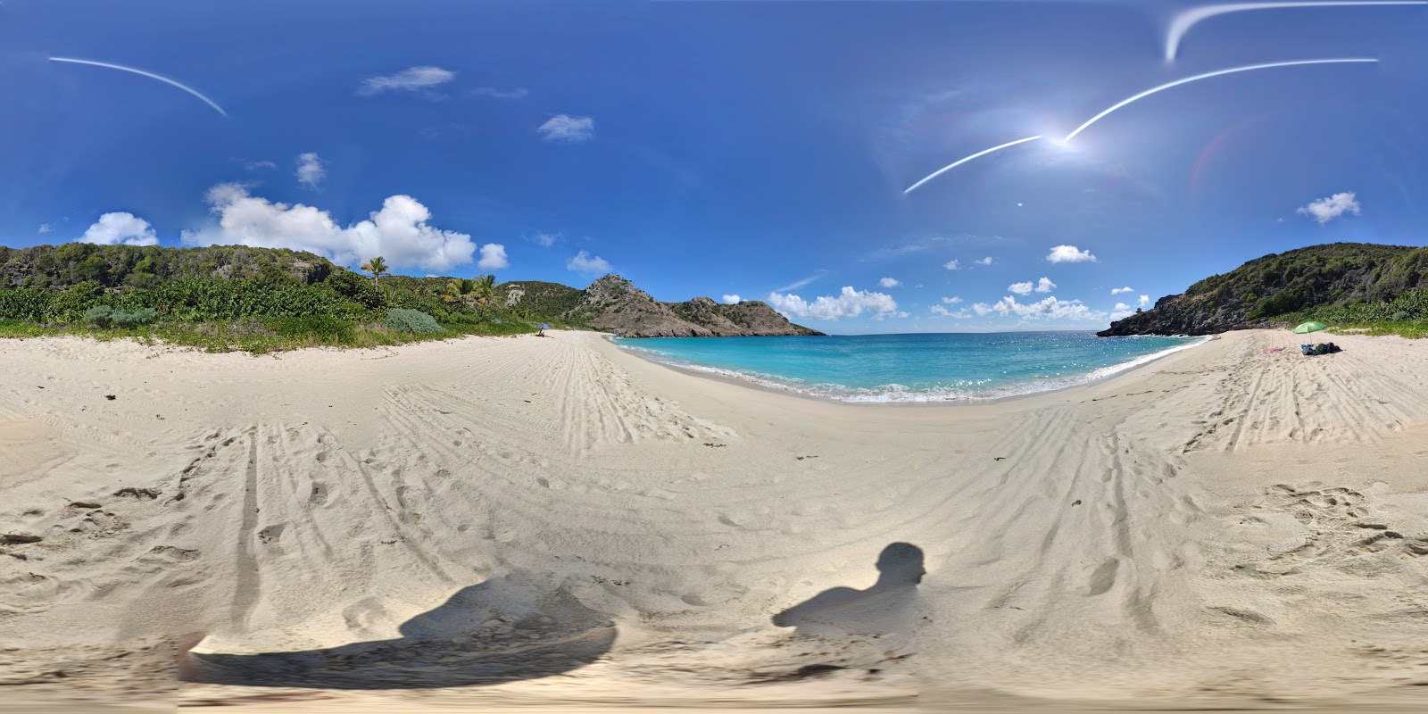 Foto af Gouverneur beach bakket op af klipperne