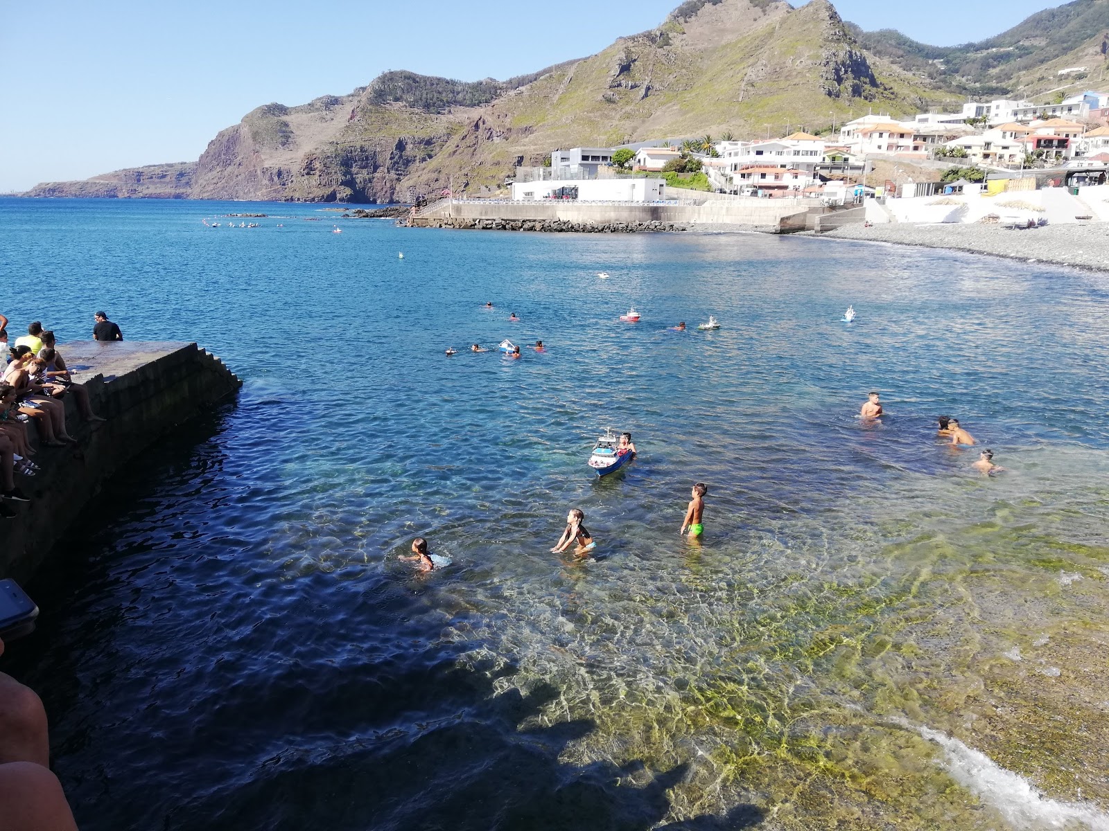 Foto van Praia do Canical met turquoise puur water oppervlakte