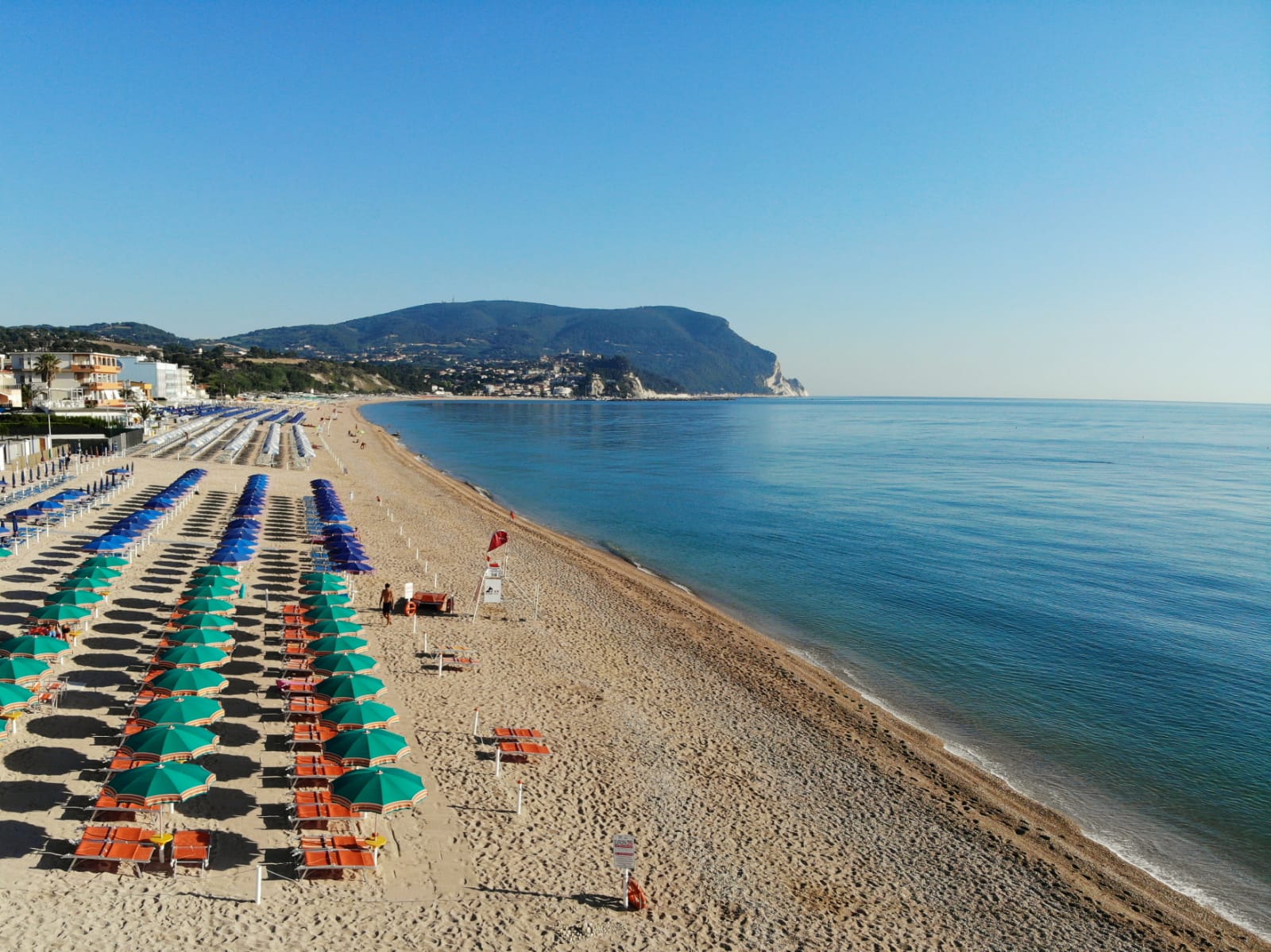 Spiaggia Libera Marcelli的照片 带有轻质细卵石表面