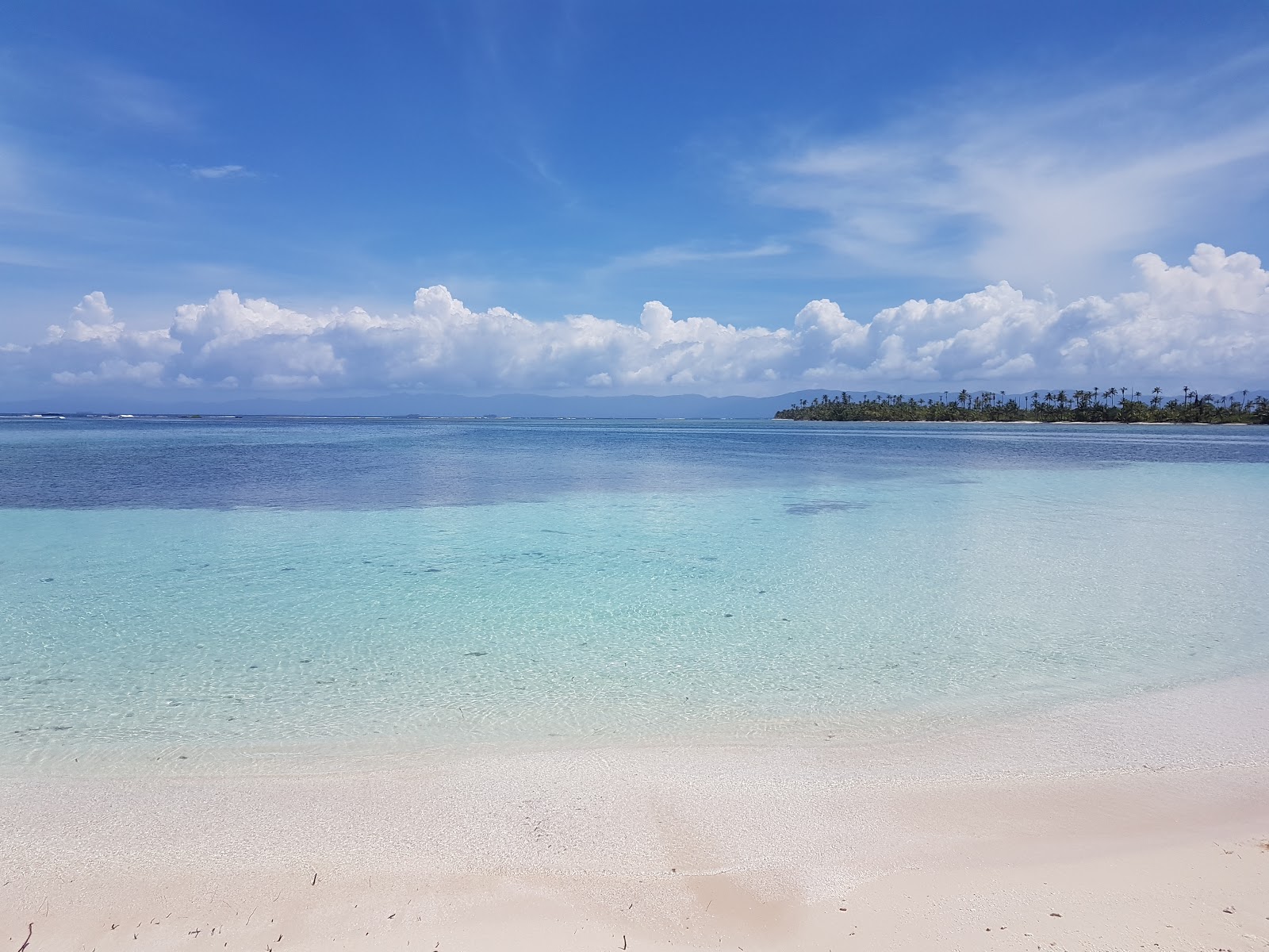Fotografie cu Turtle Island beach cu o linie de coastă spațioasă