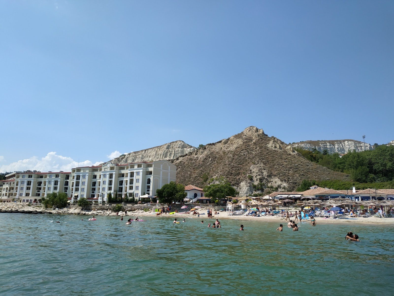 Foto av Nomad beach omgiven av klippor