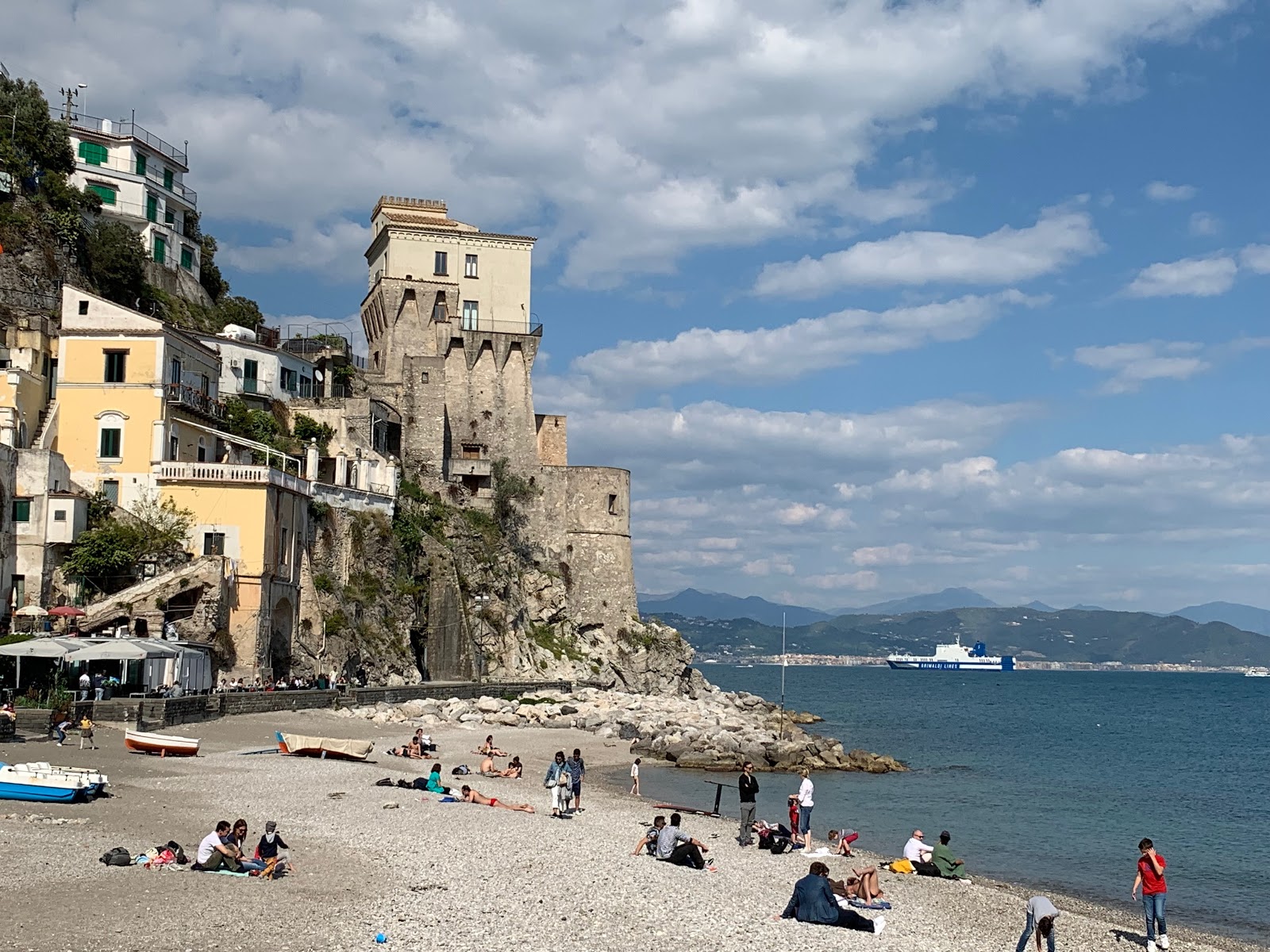 Spiaggia di Cetera'in fotoğrafı dağlarla çevrili
