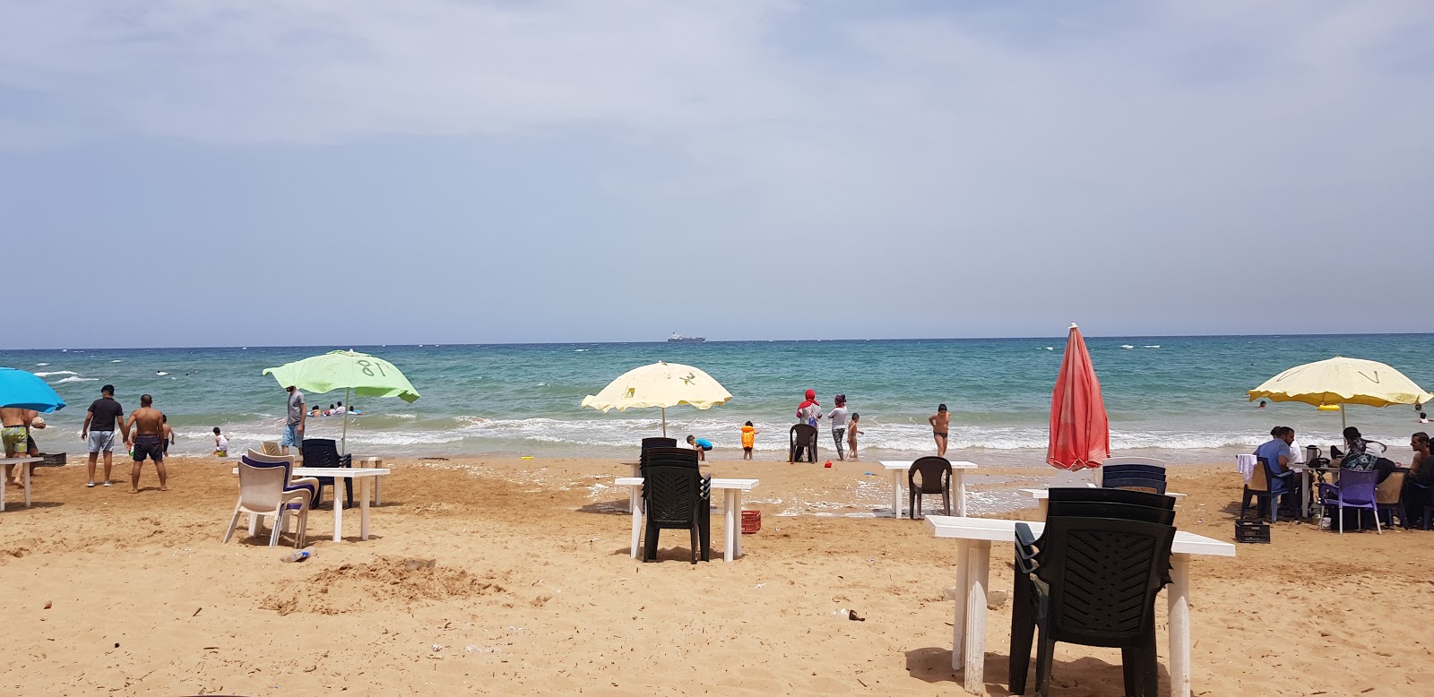 Foto de Ghazieyeh beach com areia brilhante superfície