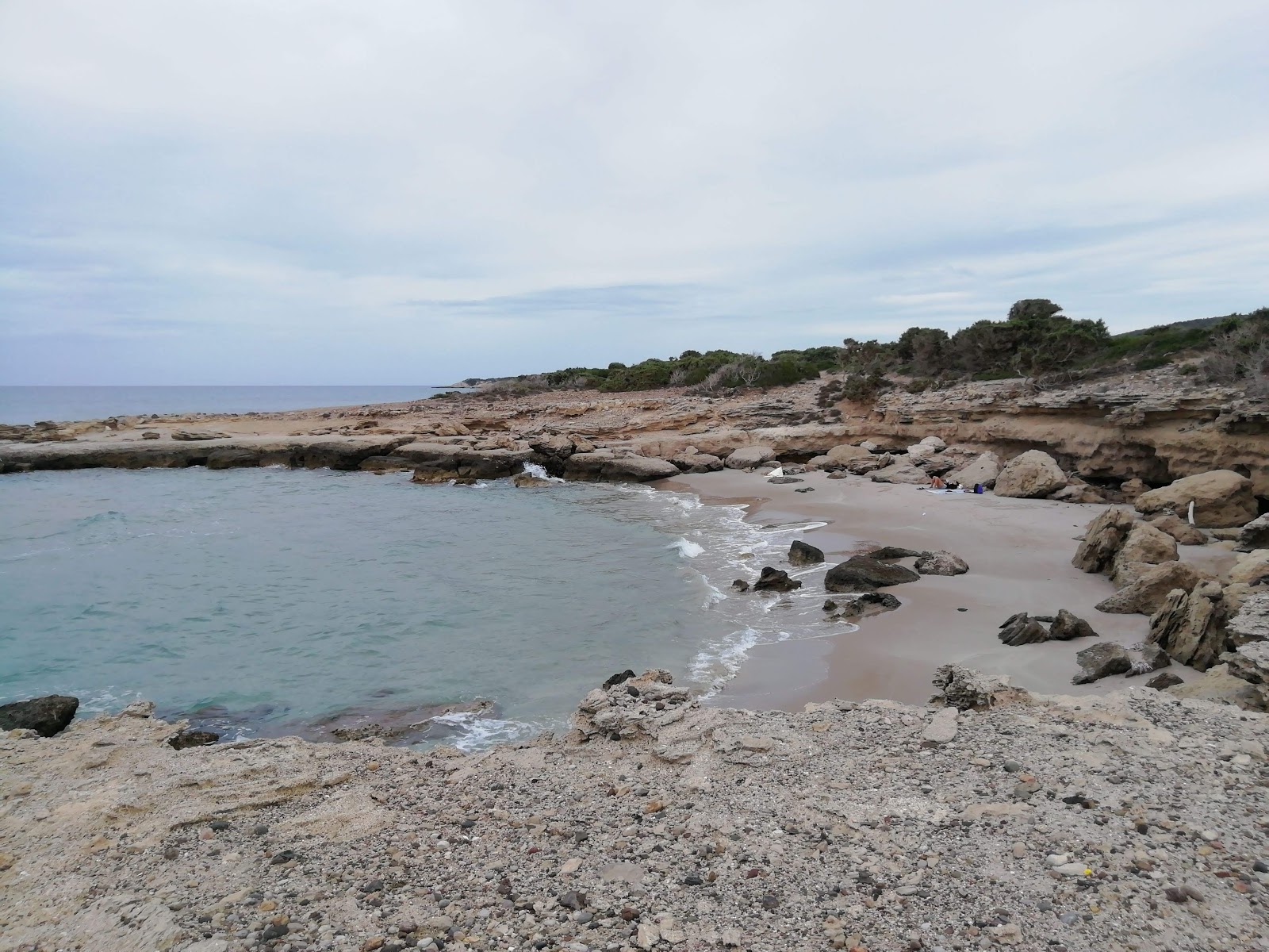 Quiet beach II'in fotoğrafı küçük koy ile birlikte