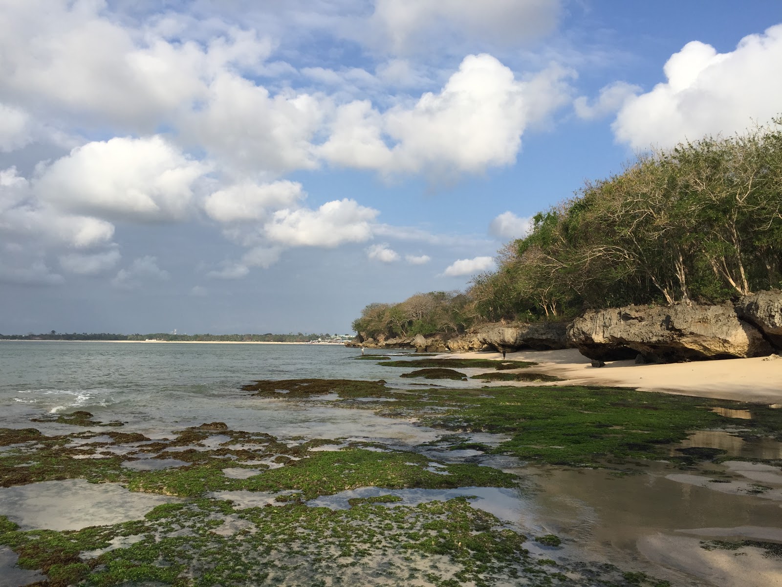 Sempaning beach的照片 带有碧绿色纯水表面