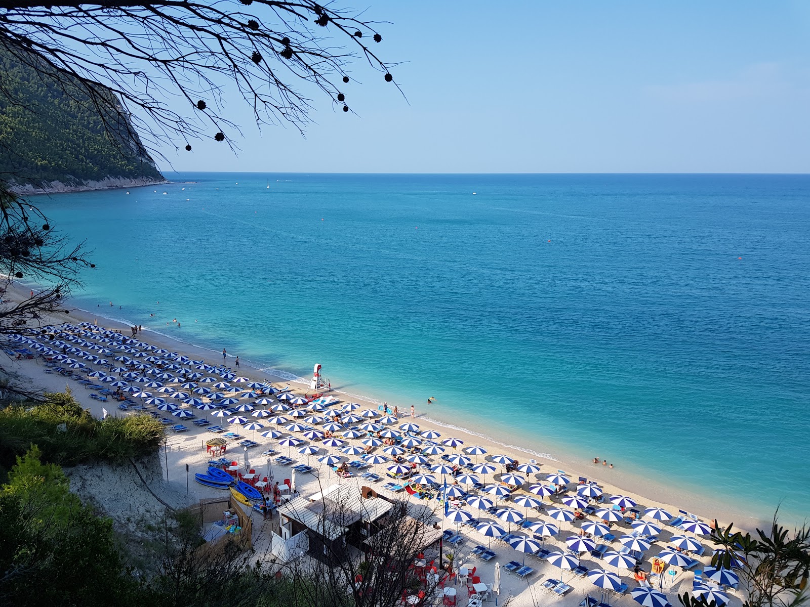 Fotografie cu Plaja San Michele cu o suprafață de apa pură turcoaz