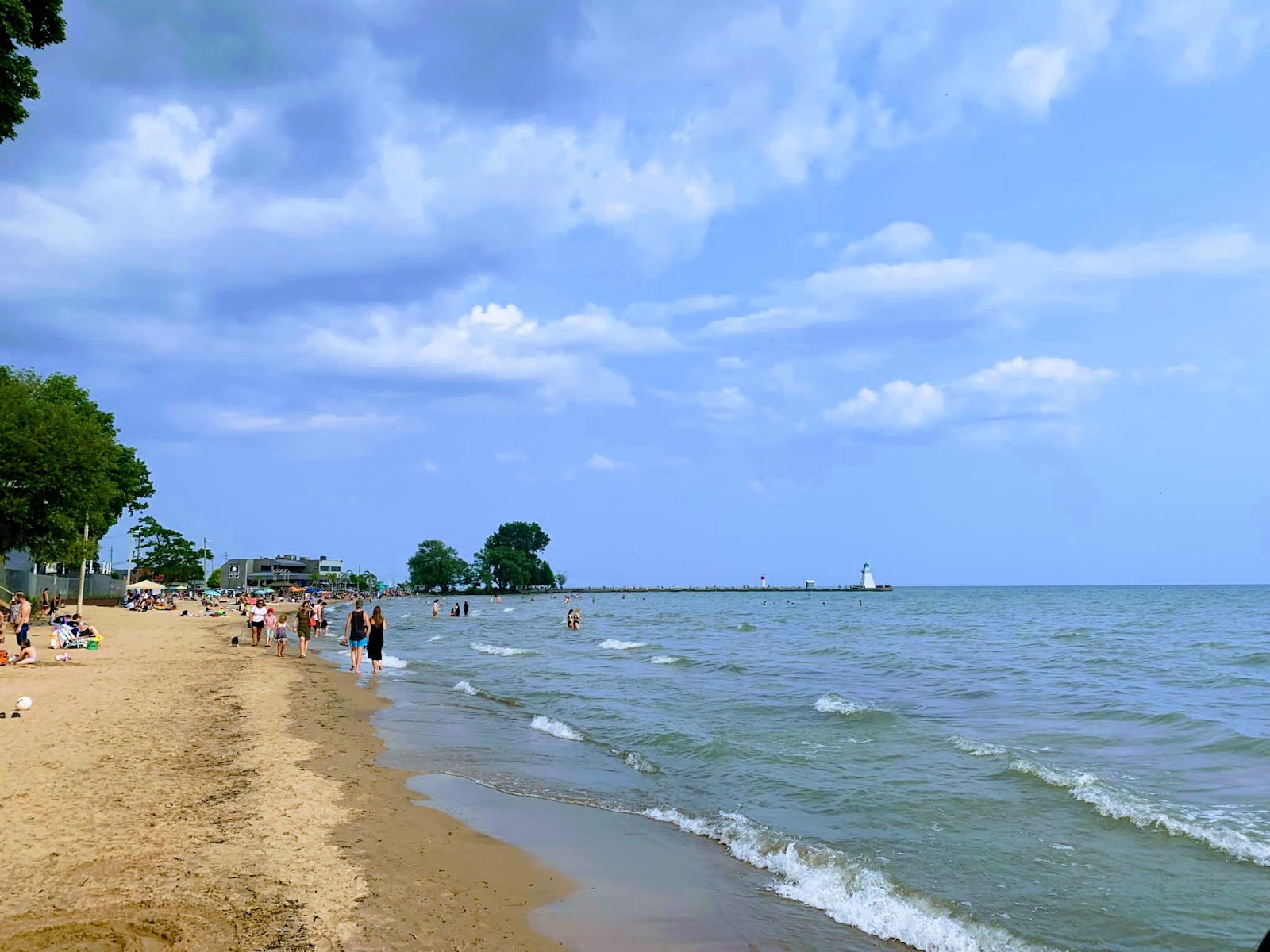 Foto di Port Dover Beach con una superficie del sabbia beige