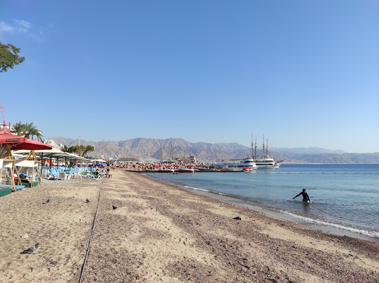 Foto av Moria Beach med beige småsten yta