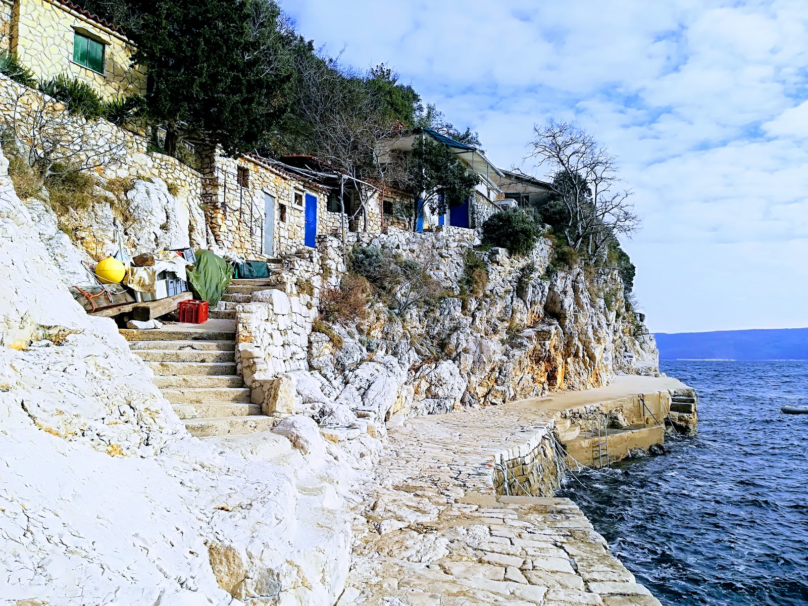 Foto di Klancac beach con una superficie del ciottolo leggero