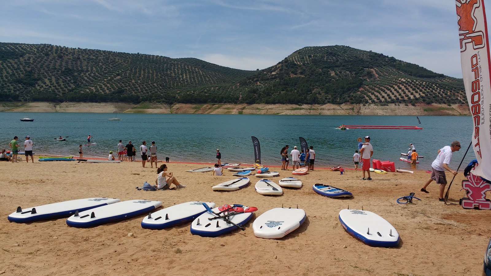 Foto von Playa de Valdearenas von Klippen umgeben