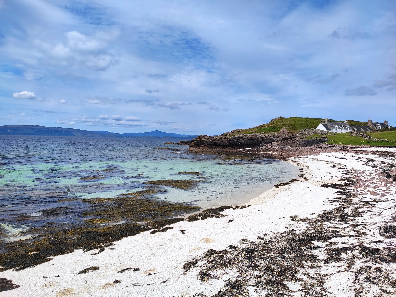 Photo de Coral Beach entouré de montagnes