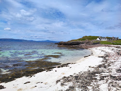 Photo de Coral Beach entouré de montagnes