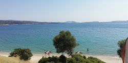 Foto von Agios Georgios Beach umgeben von Bergen