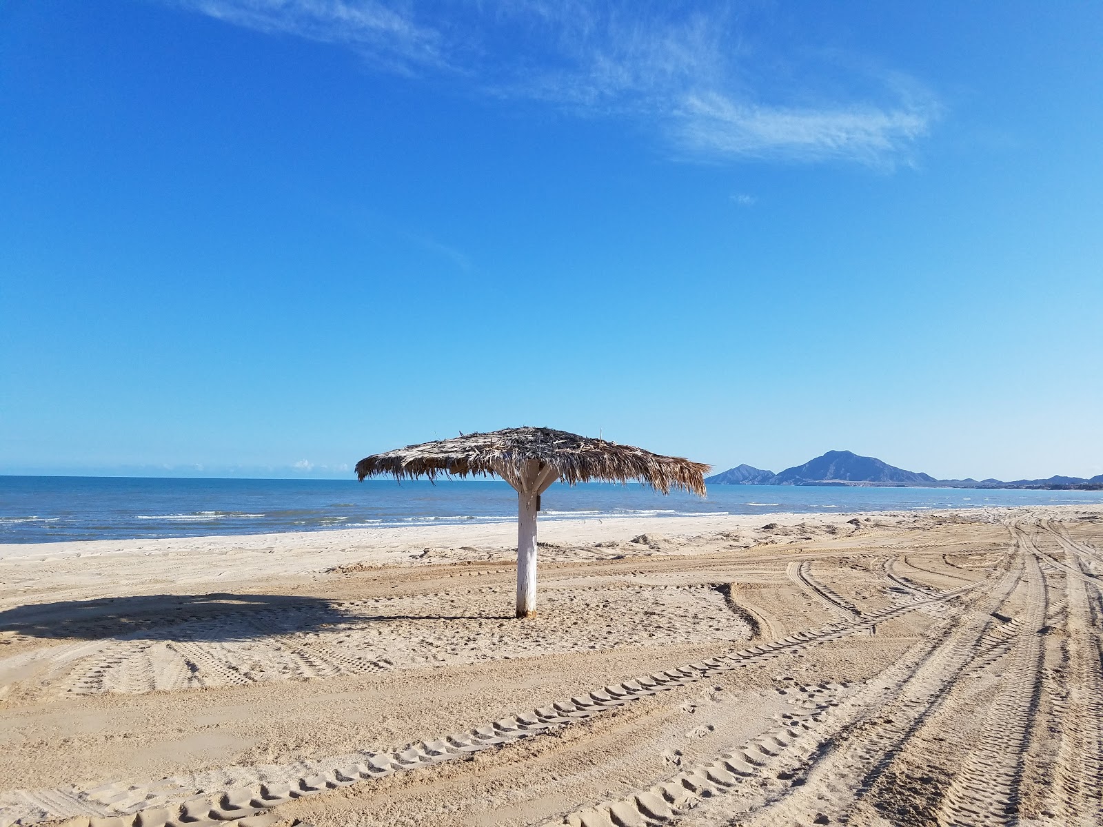 Playa Las Almejas'in fotoğrafı parlak kum yüzey ile