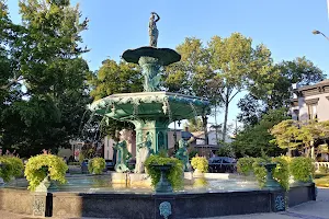 Broadway Fountain image