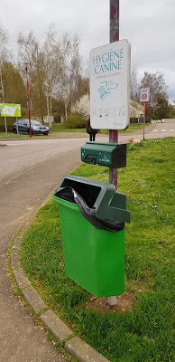 Distributeur sacs déjections canines à Marly