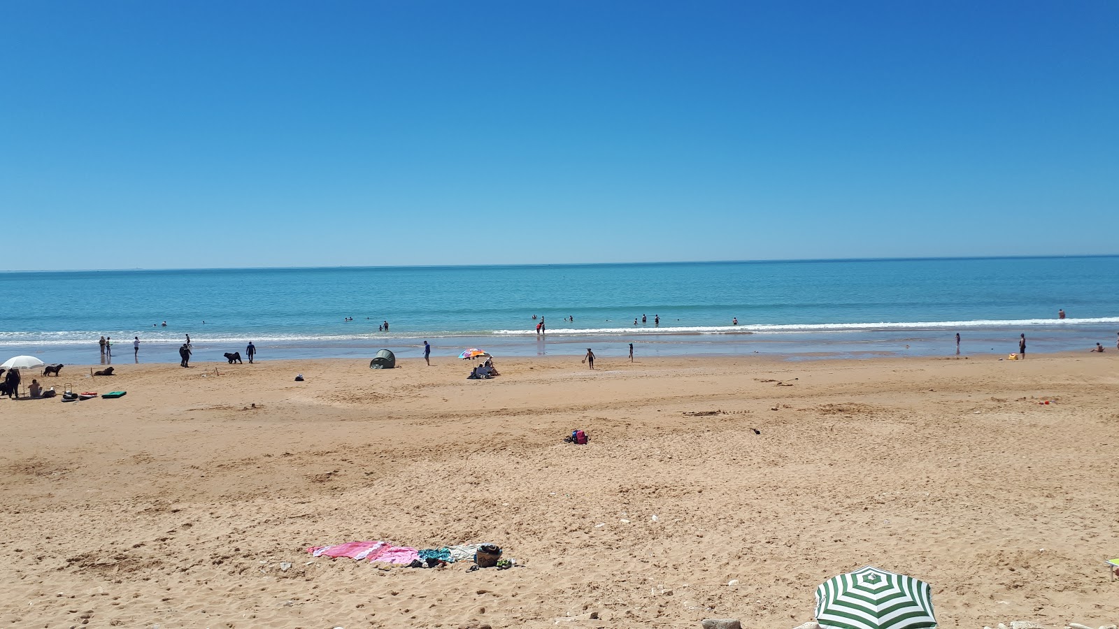 Rocher beach的照片 带有碧绿色水表面