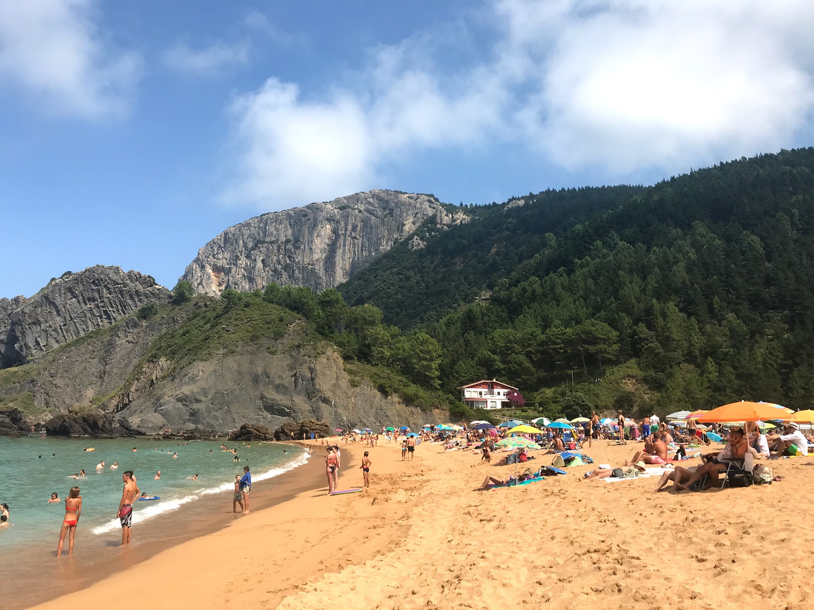 Foto von Laga Strand und seine wunderschöne Landschaft