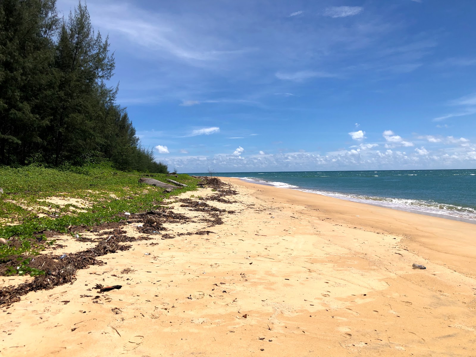 Foto de Pak Phra Beach com linha costeira longa e reta