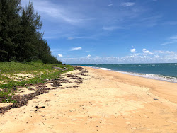 Foto de Pak Phra Beach com linha costeira longa e reta