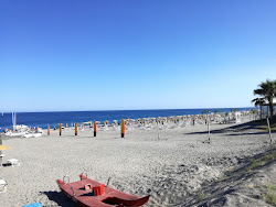 Zdjęcie Spiaggia Giardini Naxos poparte klifami