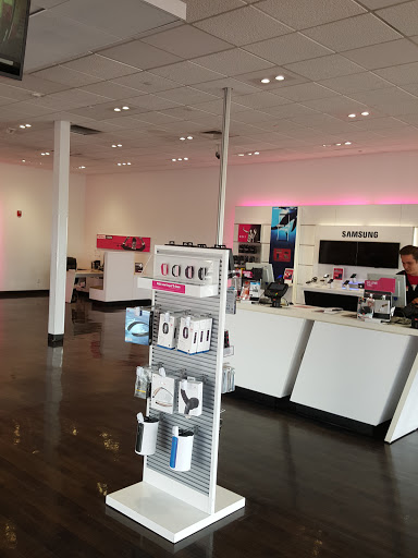 Cell Phone Store «T-Mobile», reviews and photos, 6811 W Peoria Ave Suite 115, Peoria, AZ 85345, USA