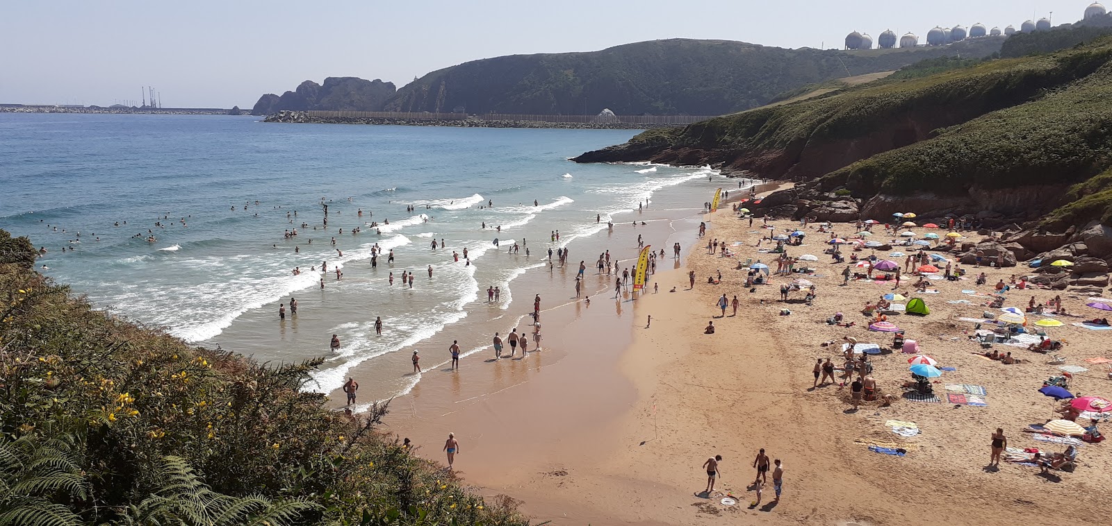 Foto di Spiaggia di Xivares sorretto da scogliere