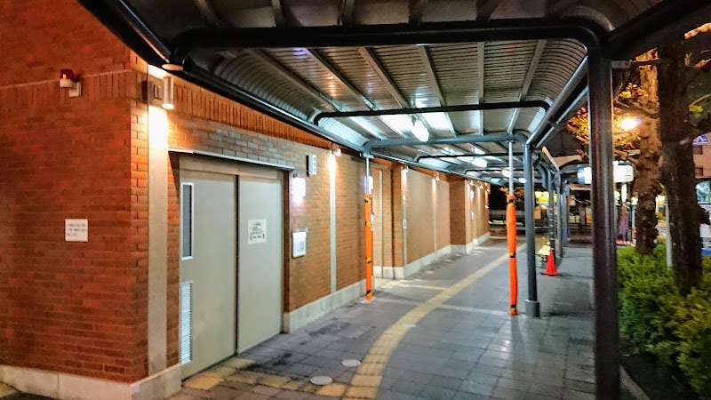 箕面駅前公衆トイレ