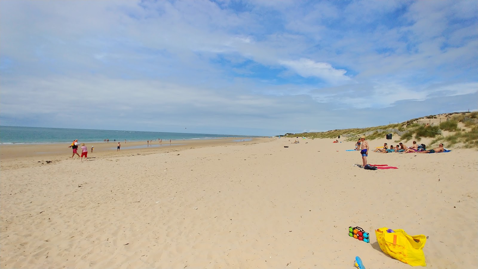 Foto av Plage des Huttes med blått vatten yta