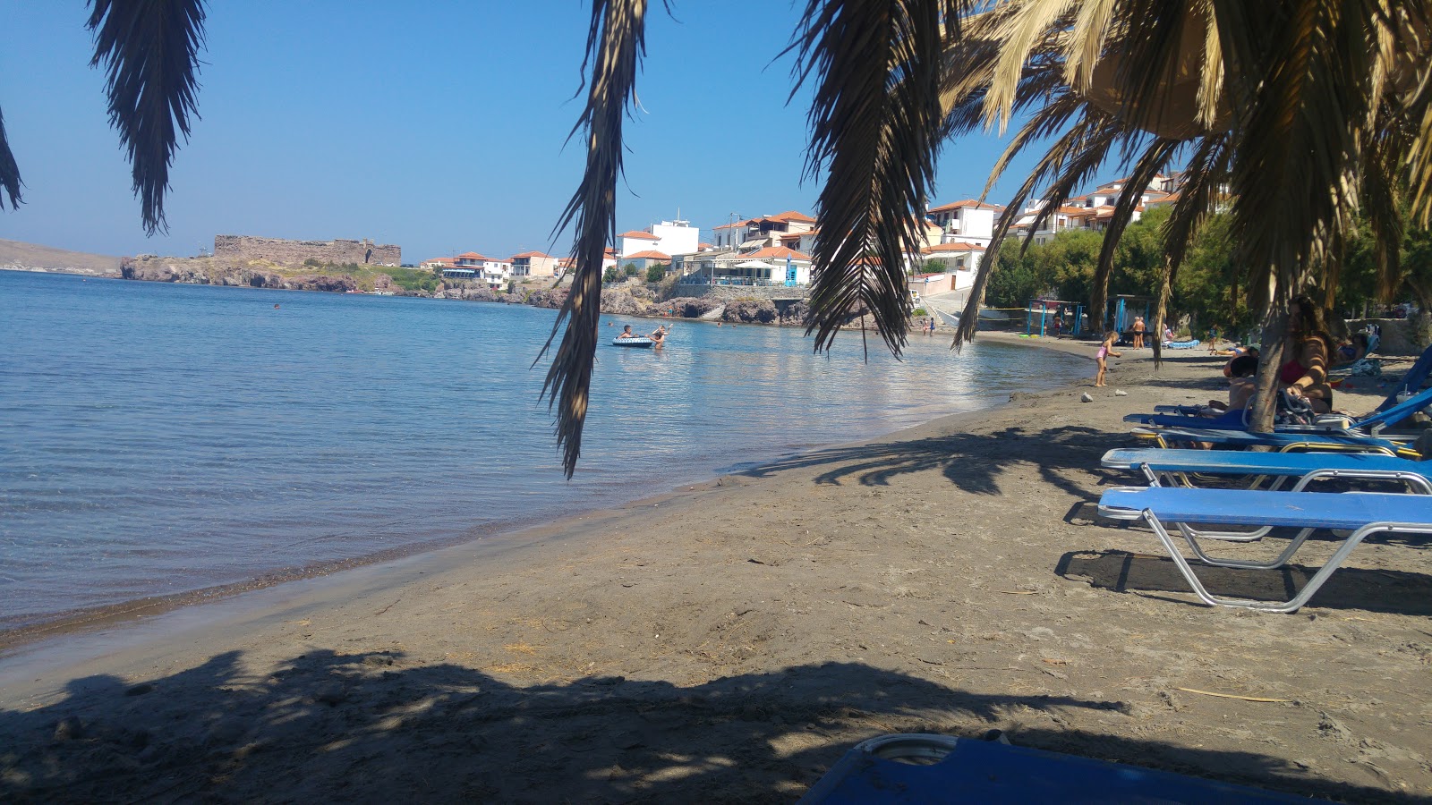 Foto de Sigri beach - lugar popular entre os apreciadores de relaxamento