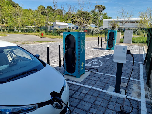 Borne de recharge de véhicules électriques Electra Station de recharge Gradignan