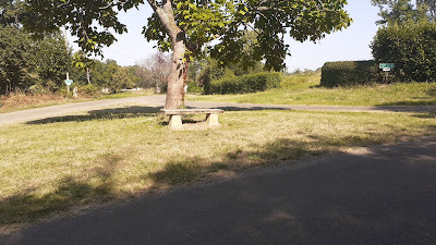 Une table avec vue à Miramont-Sensacq