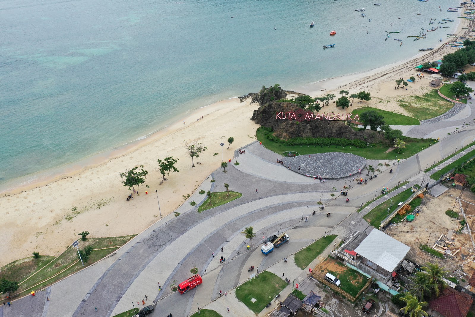 Kuta Mandalika Beach'in fotoğrafı biraz temiz temizlik seviyesi ile