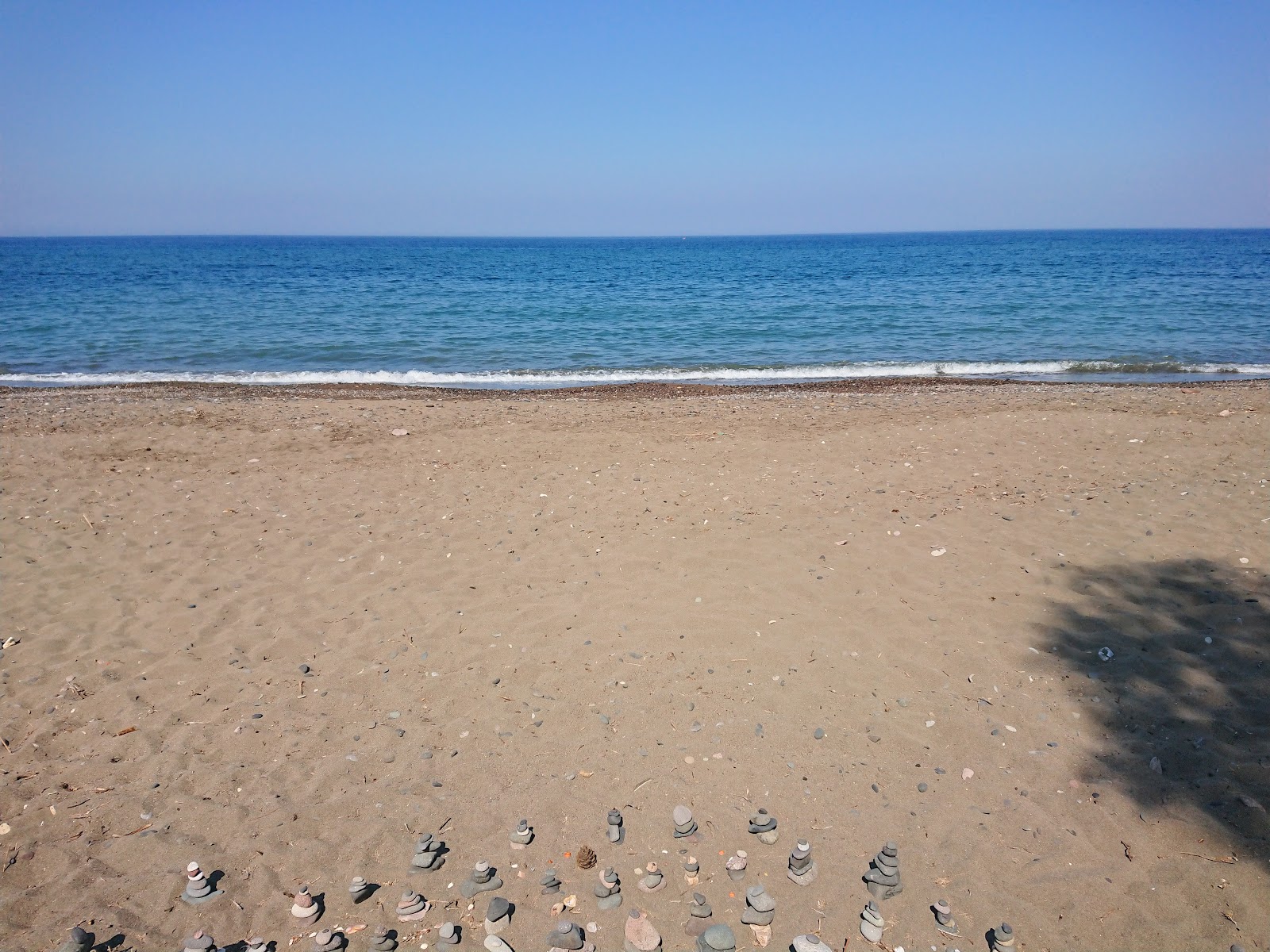 Paralia Molivos'in fotoğrafı kısmen temiz temizlik seviyesi ile