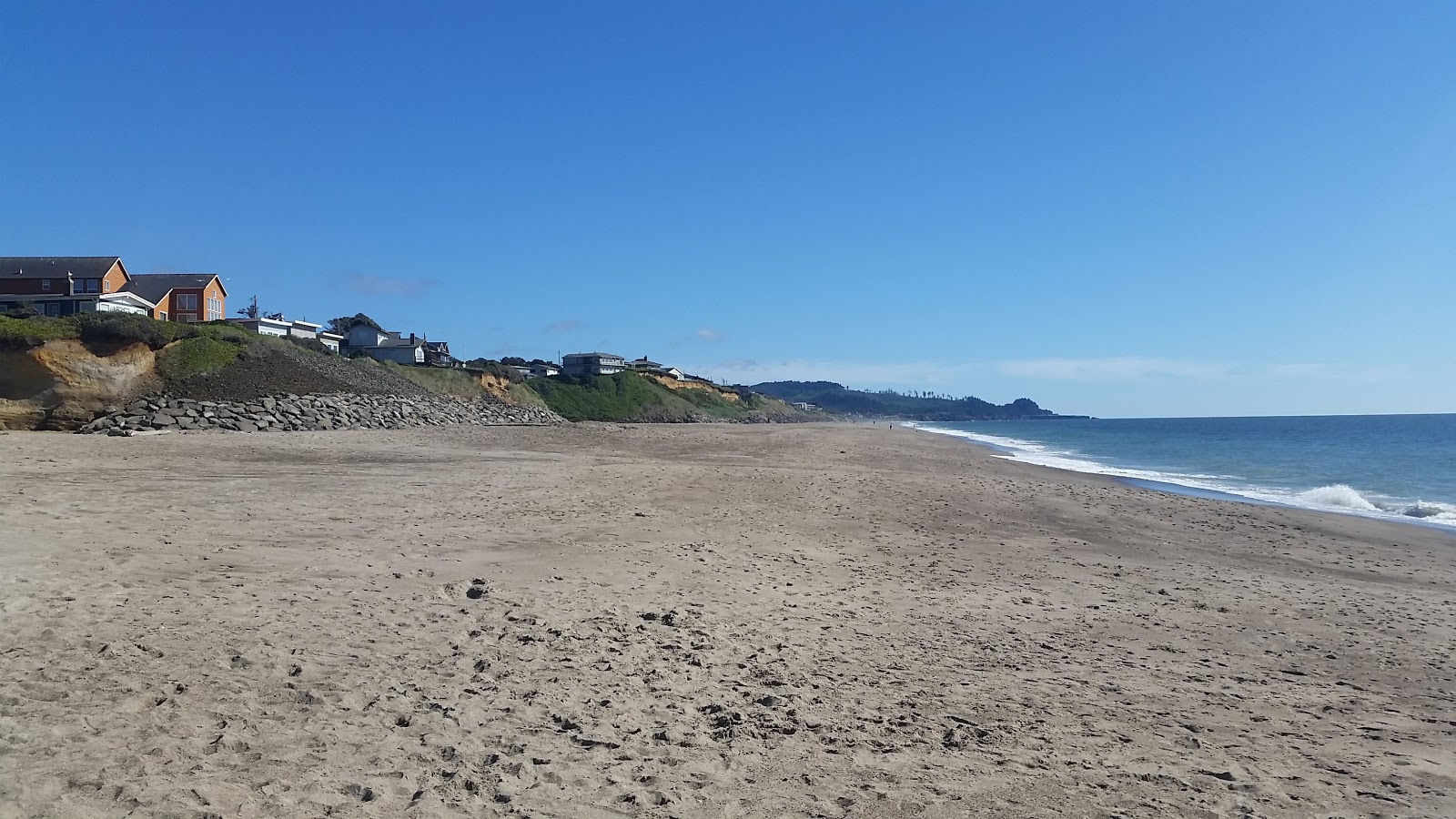 Gleneden Beach的照片 带有碧绿色水表面
