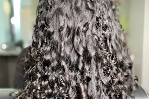 Curls by Roaa Salon صالون رؤى للشعر الكيرلي image