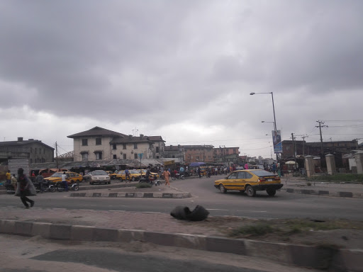 Barracks BRT Bus Stop, Funsho Williams Ave, Surulere, Lagos, Nigeria, Apartment Complex, state Lagos