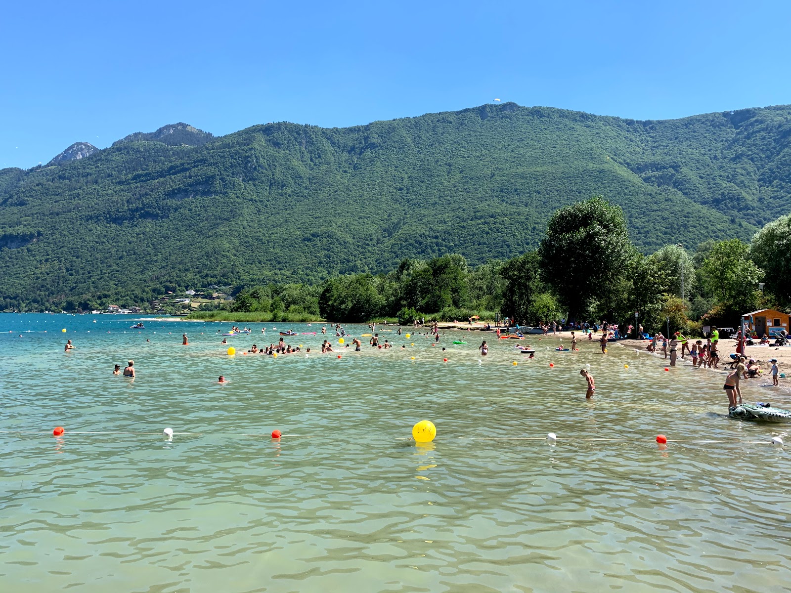 Foto de Plage de Doussard con arena beige superficie