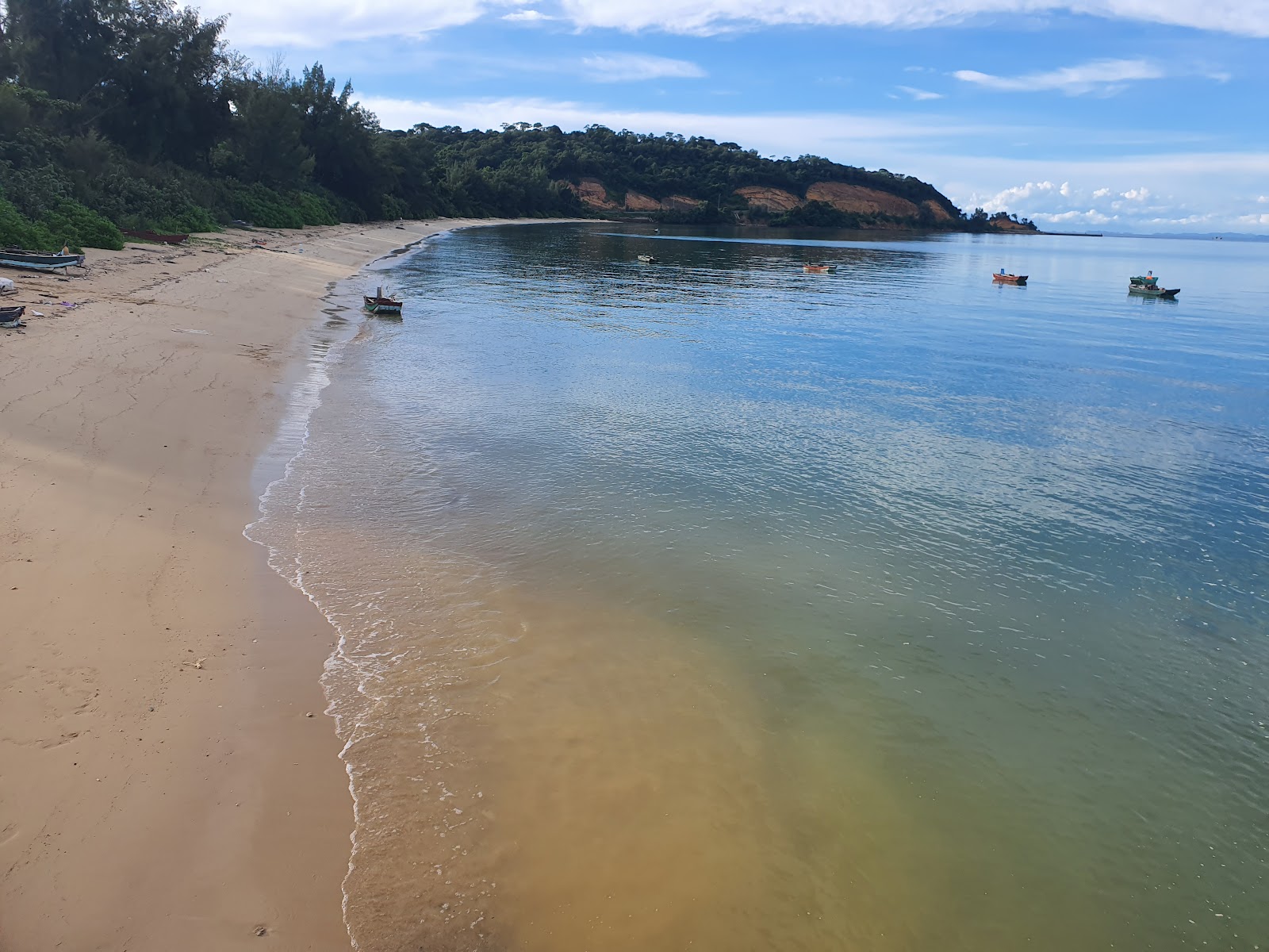 Bac Van beach的照片 带有碧绿色纯水表面