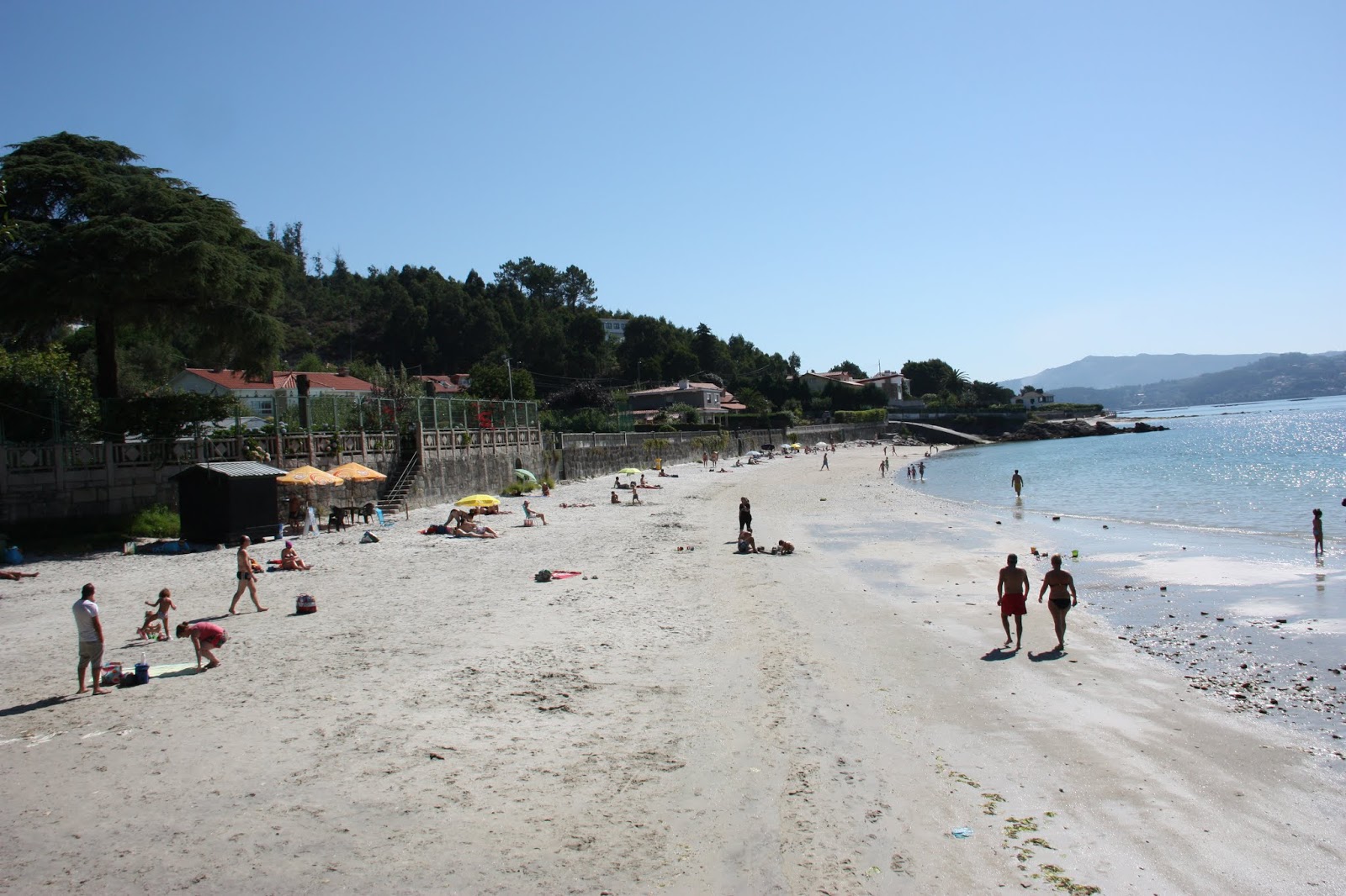 Photo de Praia de Chancelas avec plusieurs baies spacieuses