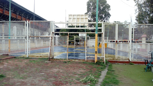 Cancha de Básquetbol y Fútbol rápido.