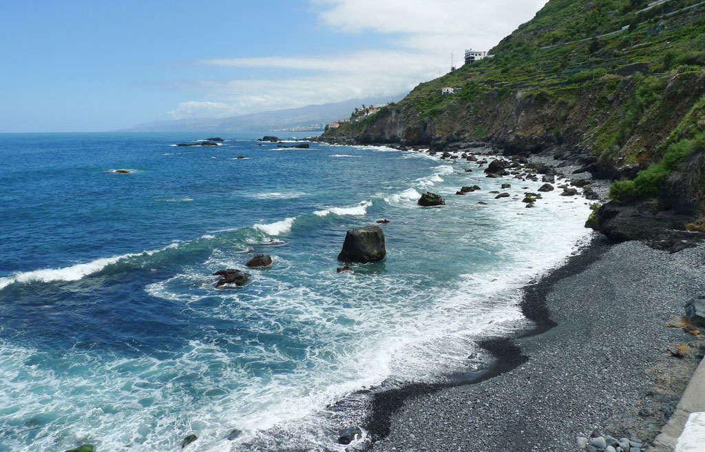 Foto de Playa de las Aguas con terreno rocoso superficie