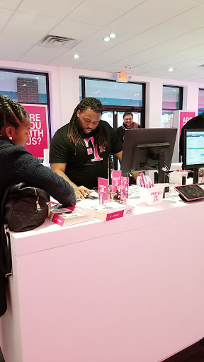 Cell Phone Store «T-Mobile», reviews and photos, 222 W 21st St, Norfolk, VA 23517, USA