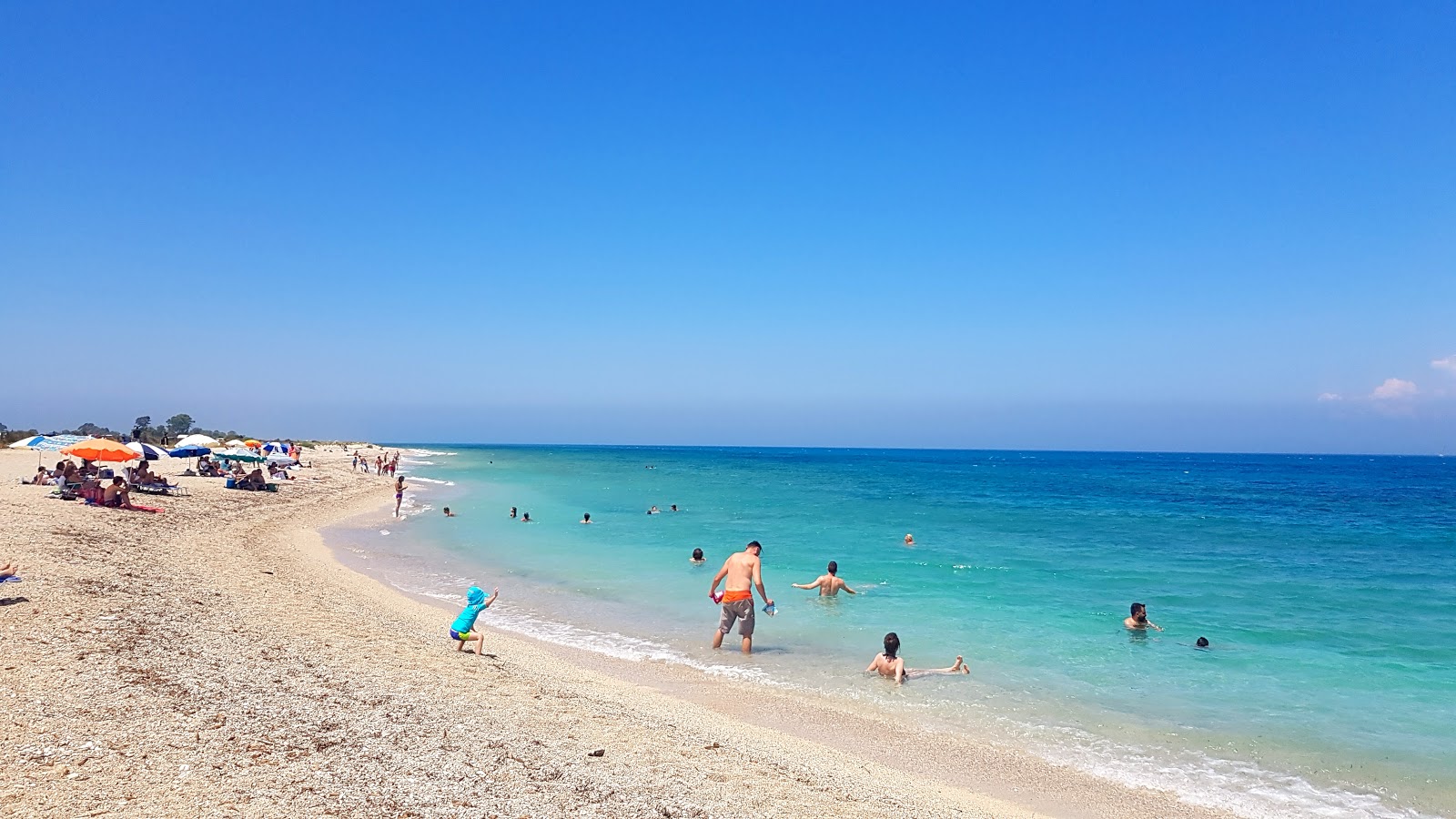 Zdjęcie Gyra Beach z powierzchnią małe beżowe kamyki