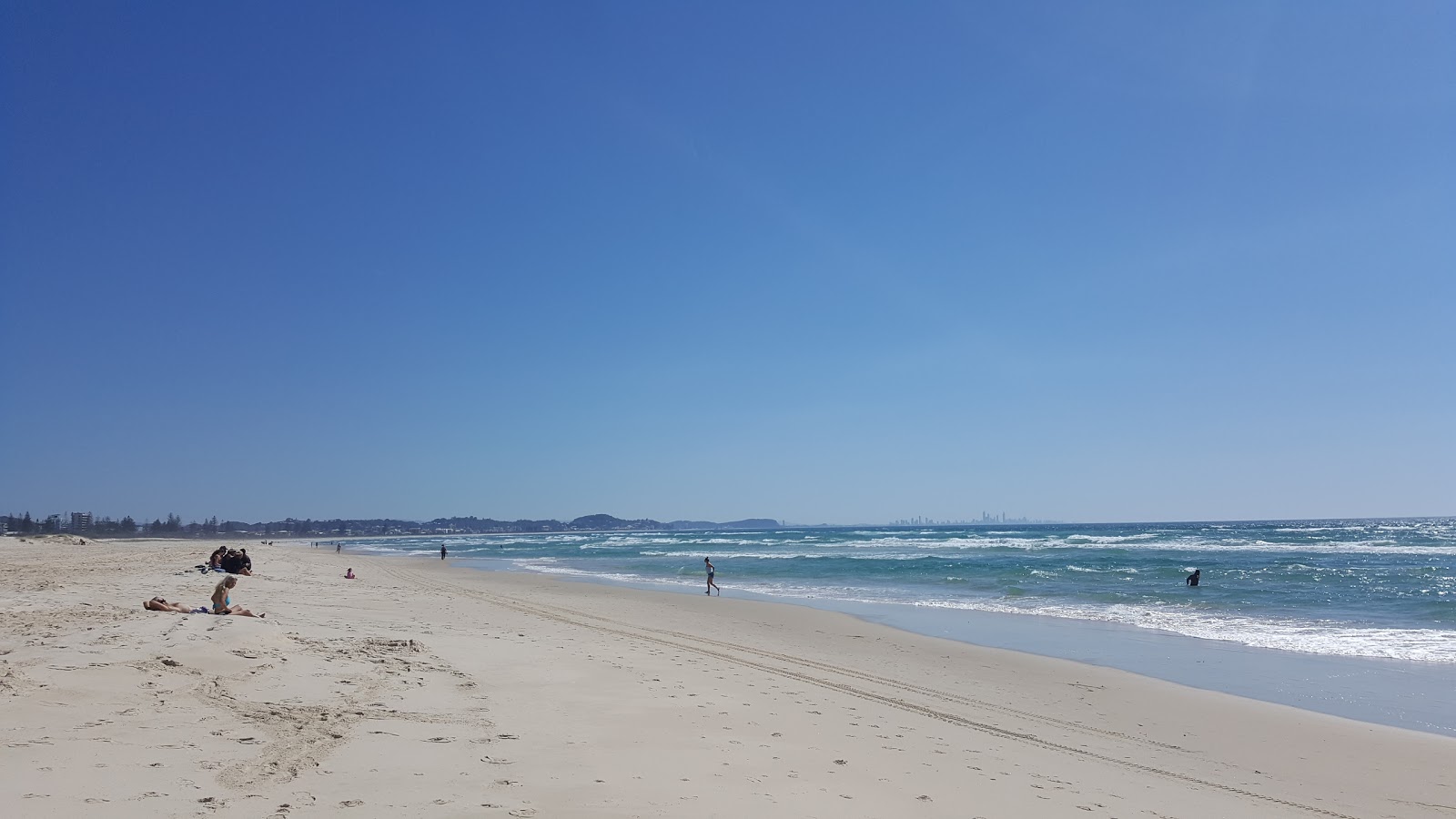 Fotografie cu Kirra Beach cu nivelul de curățenie înalt