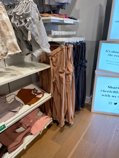 Clothing Store «AEO & Aerie Store», reviews and photos, 825 Dulaney Valley Rd #116, Towson, MD 21204, USA