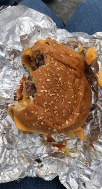 Cheeseburger du Restaurant de hamburgers Five Guys Strasbourg - n°19