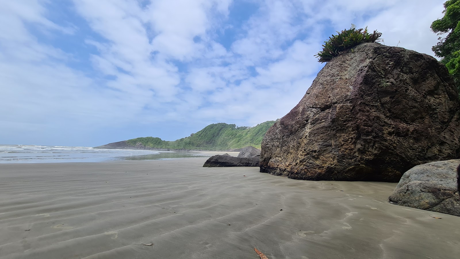 Photo de Plage de Desertinha protégé par des falaises