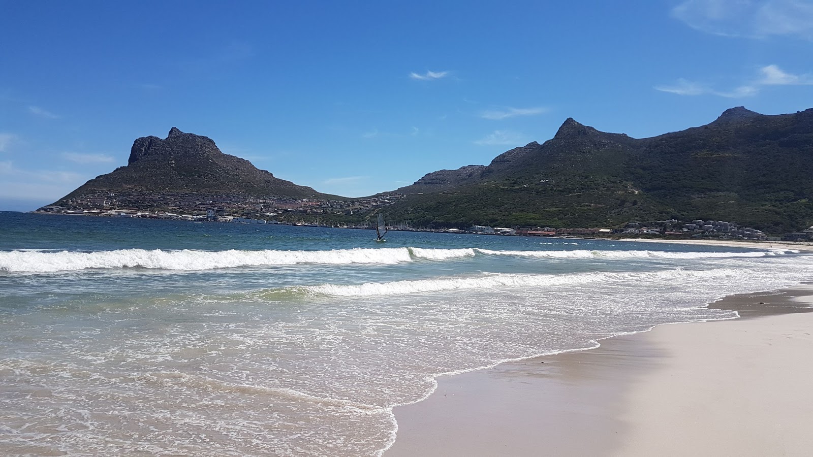 Photo de Hout Bay beach avec baie longue